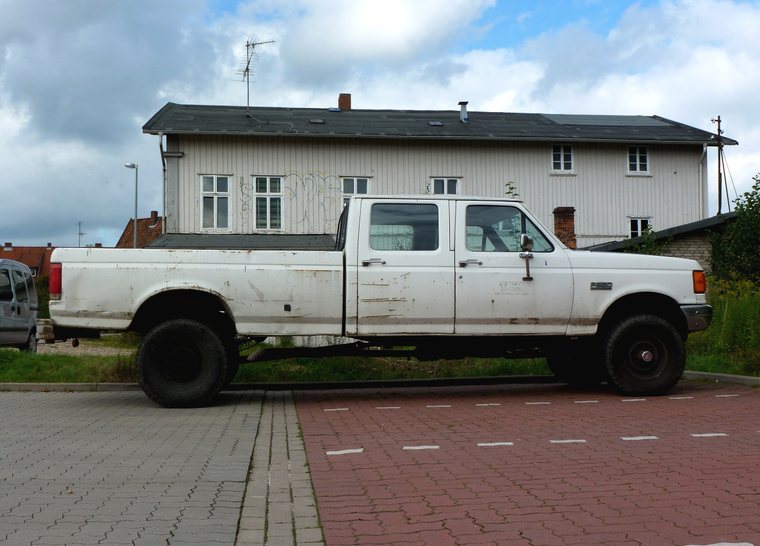 Ford F-350 Super Duty crew cab long bed