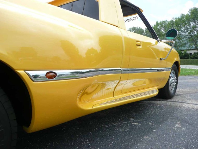 Side detail of the 1994 Ford Power Stroke Concept Truck showing the running board and body sculpting